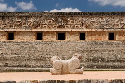 Maya Ruinen Uxmal, Mexiko - Jaguarthron beim Gouverneurspalast, Jaguar throne front of the governor's palace, trono de jaguar frente al palacio del governador