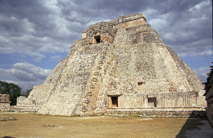 Pirámide del adevino, Uxmal, México