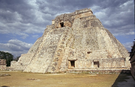 Maya Ruinen Uxmal, Mexiko - Pyramide des Zauberers, Pirámide del Adivino, Pyramid of the Magician