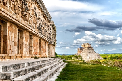 Maya Ruinen Uxmal, Mexico - Gouverneurspalast und Pyramide des Zauberers, Palacio del Governador y Piramide del Adivino, Governor's Palace and Pyramid of the Magician